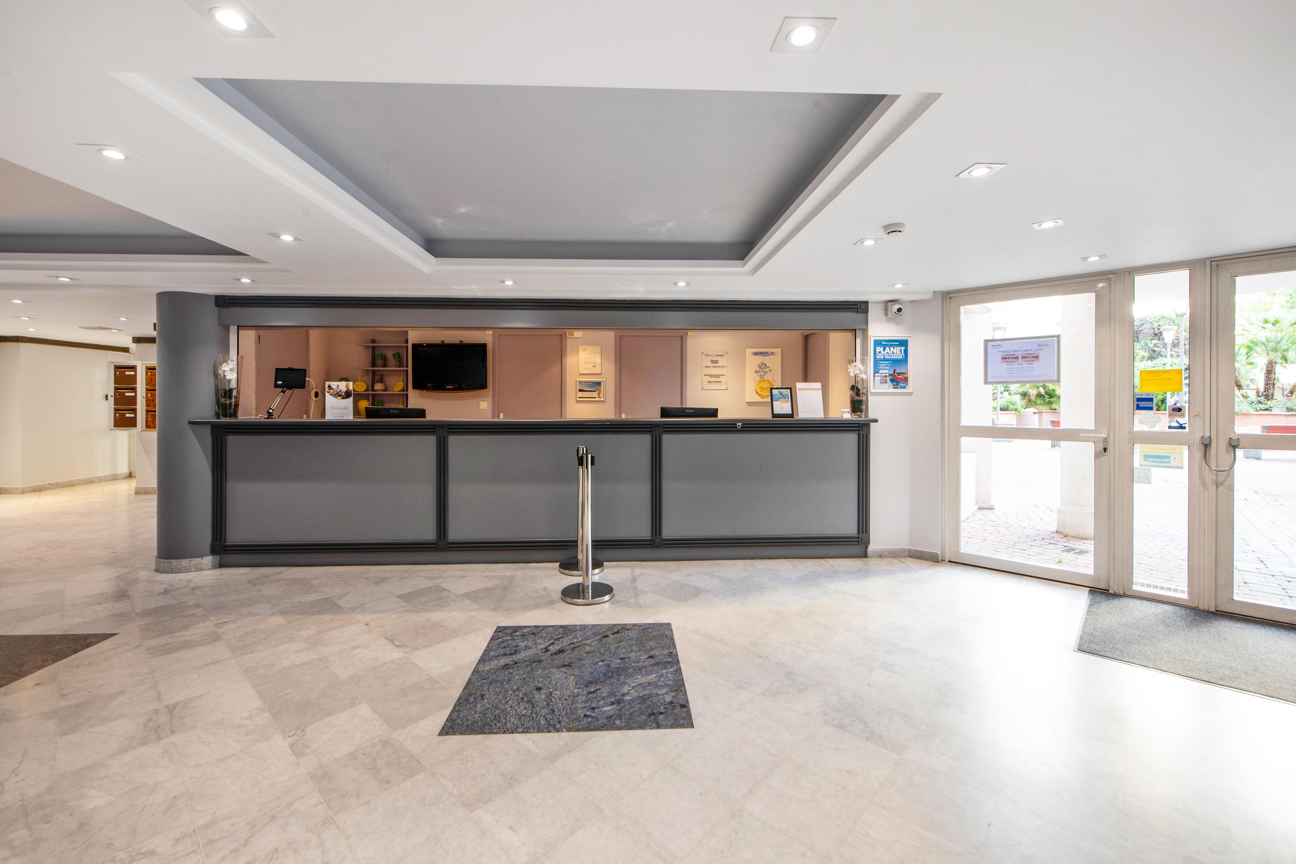 Residence Pierre & Vacances Les Rivages Du Parc Ментона Екстериор снимка